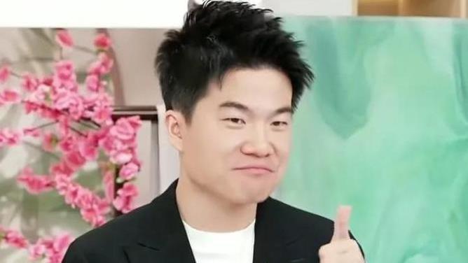 董宇辉出圈1000天！成见是座大山，他如何翻越？