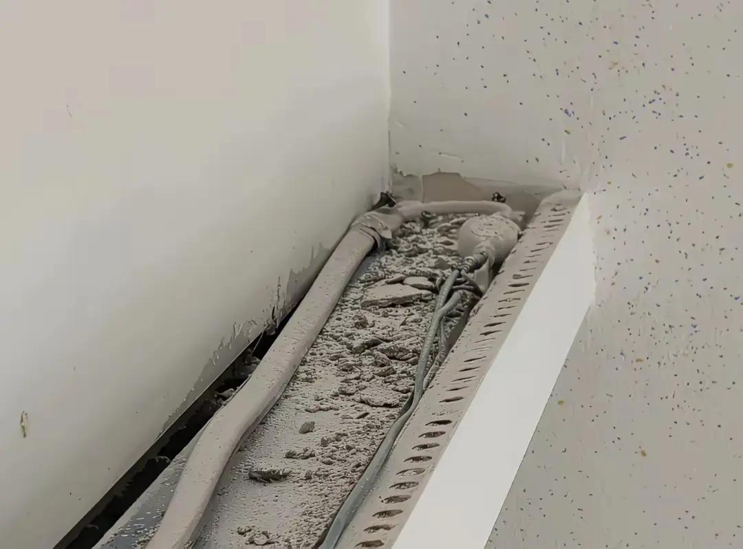 我真的要被气疯了！我家儿童房住了半年，异味始终缭绕不去。今天我踩着梯子查看空调口