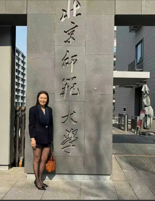 有这种老师不可能挂科[拍手][拍手]

