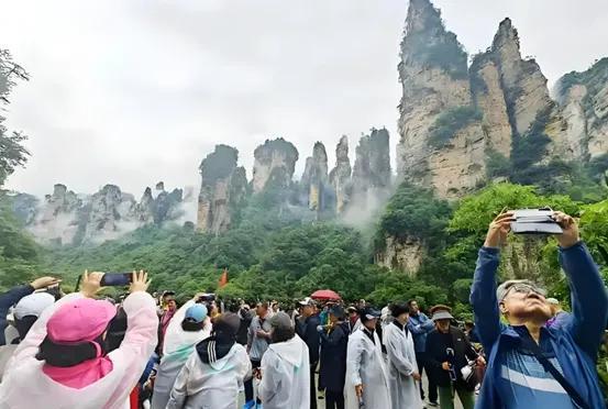 五一假期临近，不少日本、韩国游客提前开启“中国游”，凭借240小时的免签，没有去