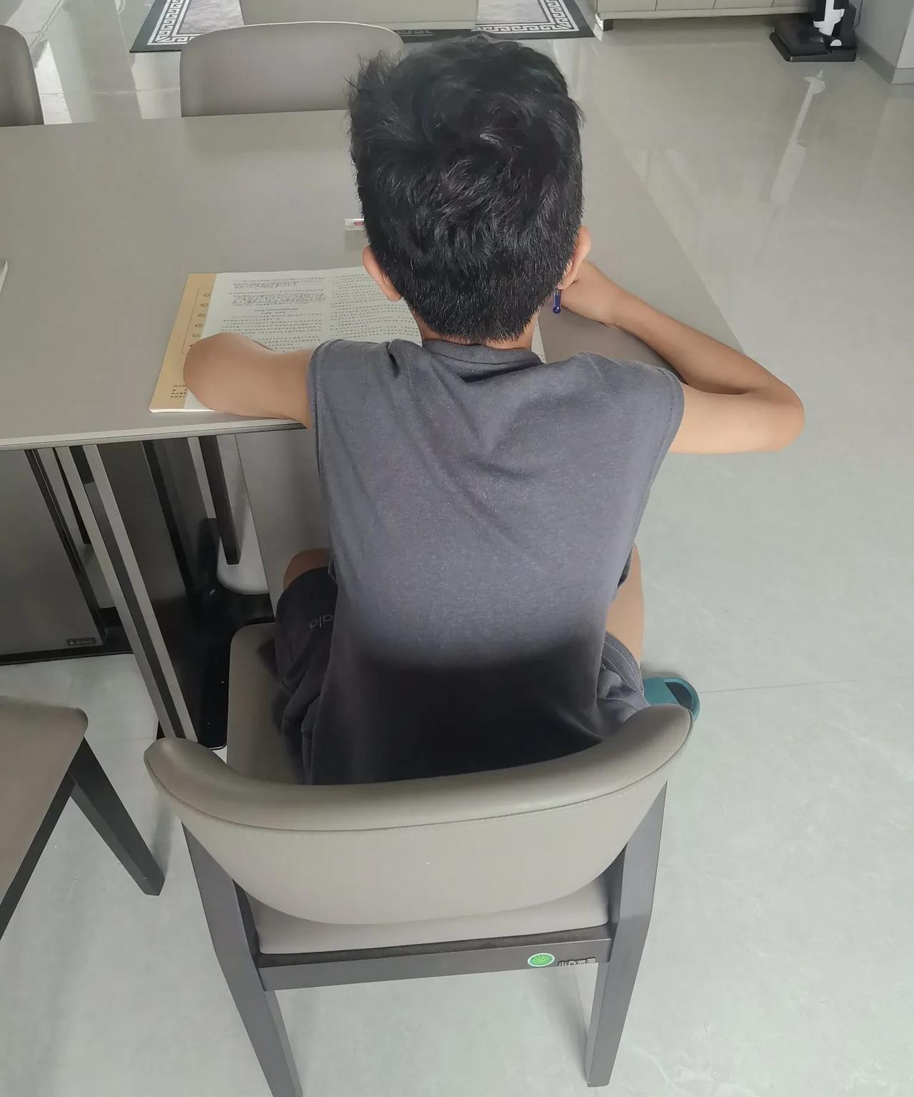 今天不到八点，弟媳妇就把小侄儿送到我家了，说让我辅导一下小侄子的语文，顺便解决午
