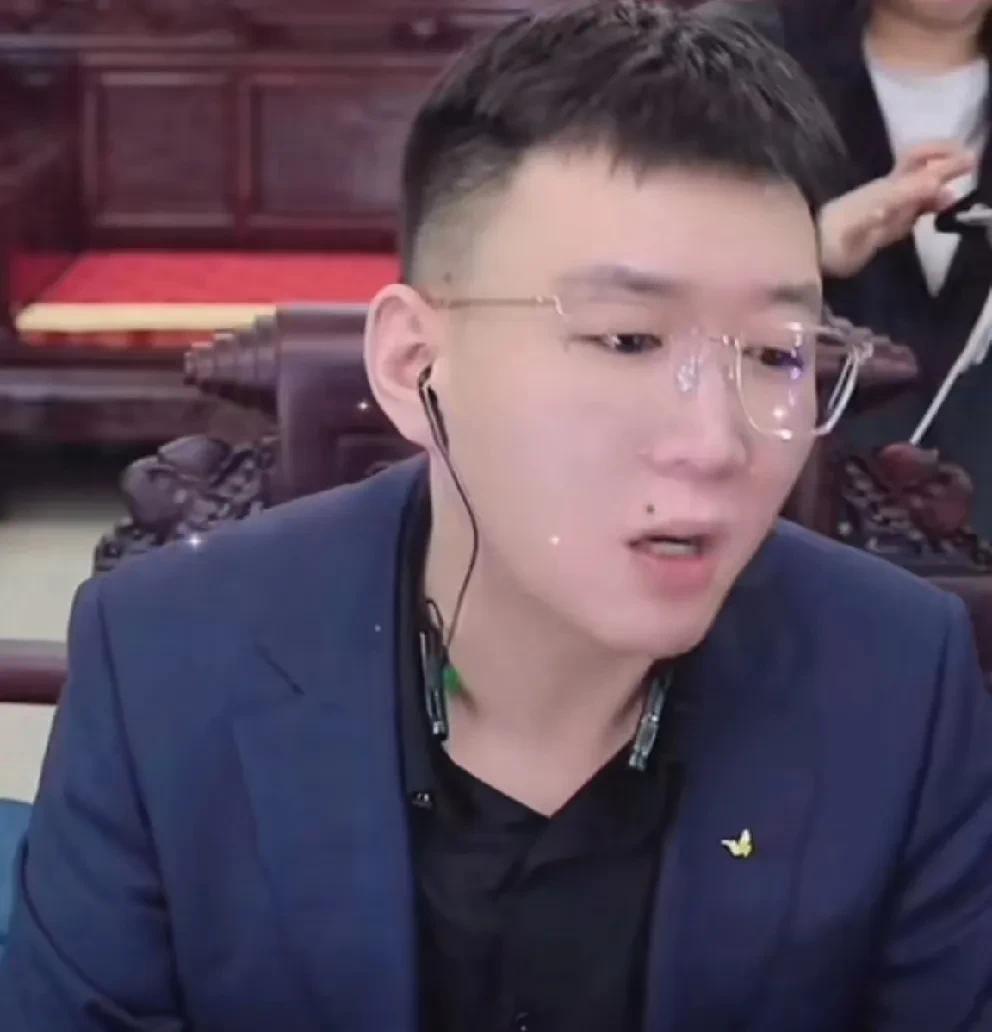 小白龙重提惨遭赵本六狠抽耳光事件！
            小白龙聊到9年前曾被