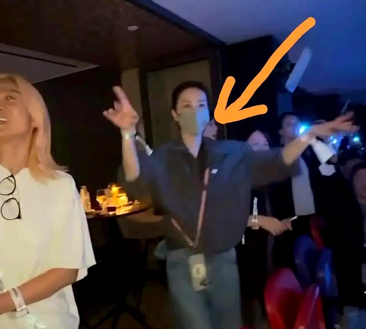 原来谢霆锋联系儿子们不需要通过张柏芝了，因为谢振轩已经有了手机。

很多人以
