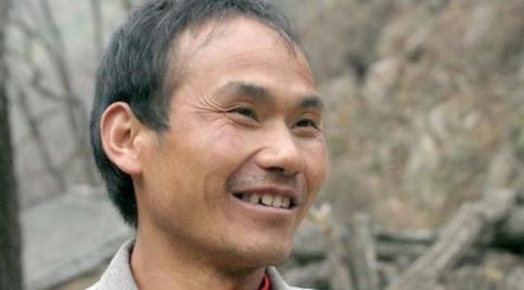 2012年，在山村执教22年的优秀教师，在亲吻精神疾病的妻子后离开家，直到警察从