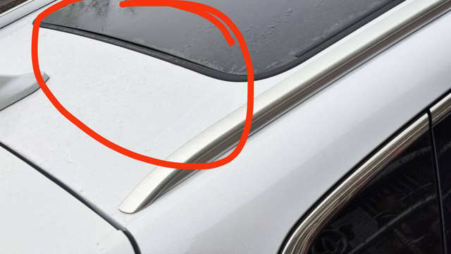 天窗变形
提车的时候光看周围了，没去看车顶上 过了几天才发现天窗不平整，后天窗尾