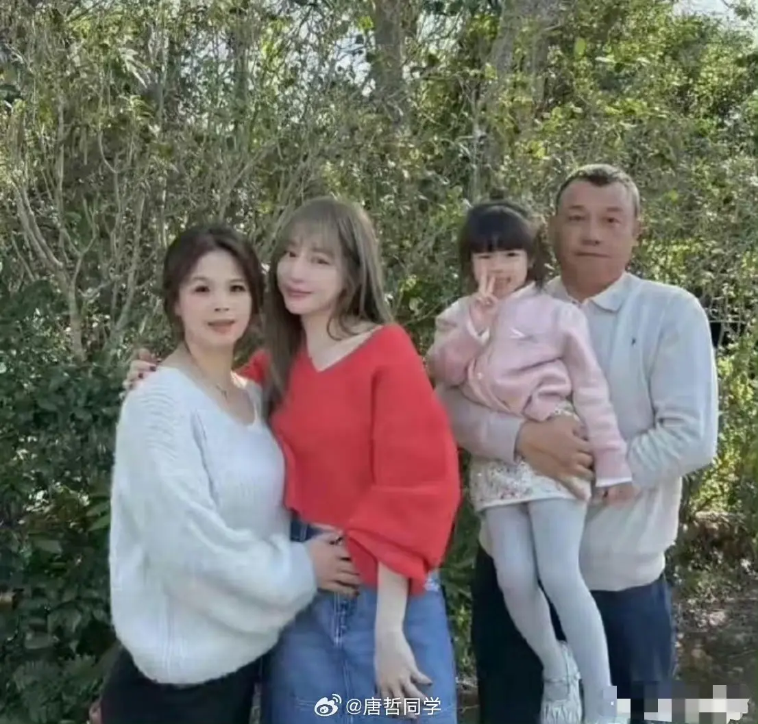 中国台湾省，王心凌回农村老家走亲戚。