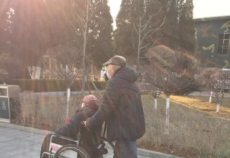 聊热点       老人的侄女说，老人以前每年清明都会去上坟，可今年因为生病没能