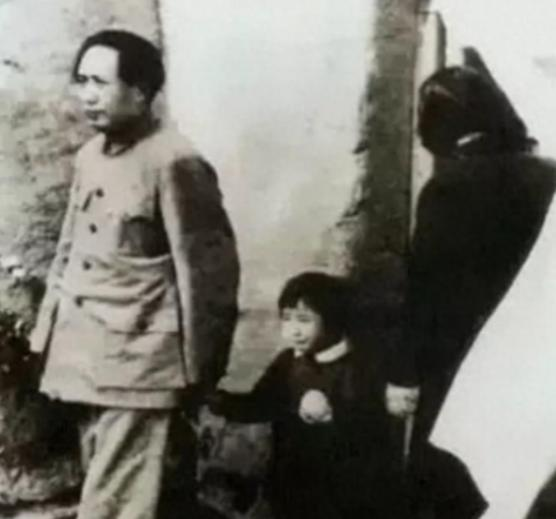 1995年，李讷去山西一处烈士陵园参观时，被一张照片吸引住了目光，照片上的毛主席