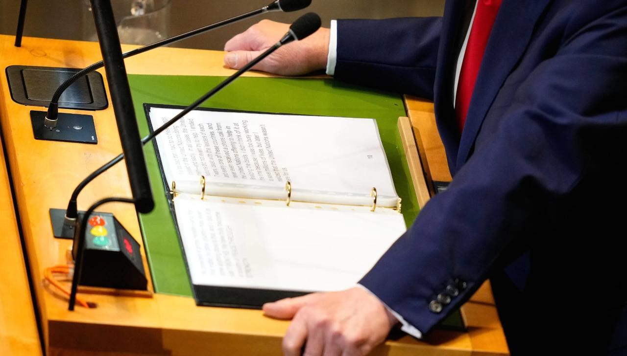 联合国大会在重要时刻，出了小插曲。就在白宫一号准备发表演讲时，一个扶梯突然停止运