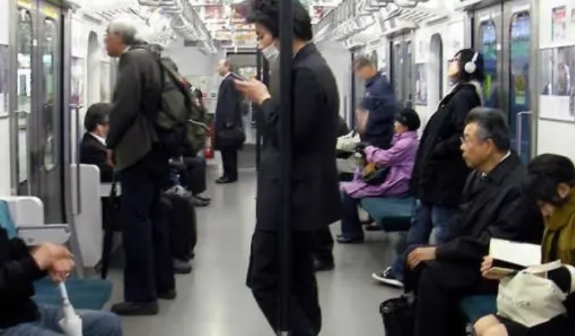 在日本曾经有个罪名，叫做痴汉罪。简单来说就是在电车上性骚扰或者猥亵女性就会构成痴