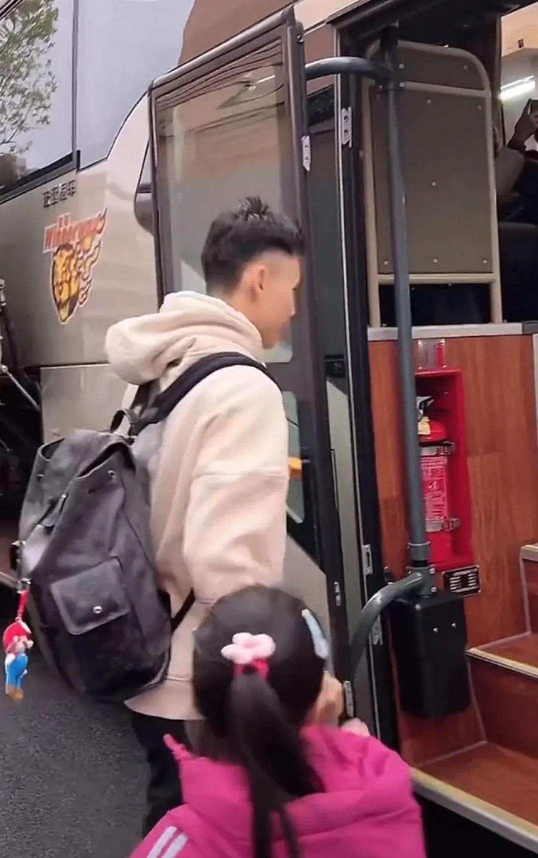 广东队出发四川，吉伦沃特王少杰随队征战！
今天上午八点半，广东队离开俱乐部，乘坐