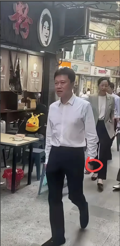 这波操作简直是把"为人民服务"五个字刻进了DNA！荣昌区政府大院里飘出的不再是公