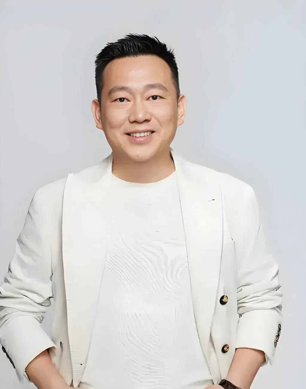 原来是他呀。
《藏海传》饰演高明师父的梁超，
怪不得看着那么眼熟，原来他就是当年