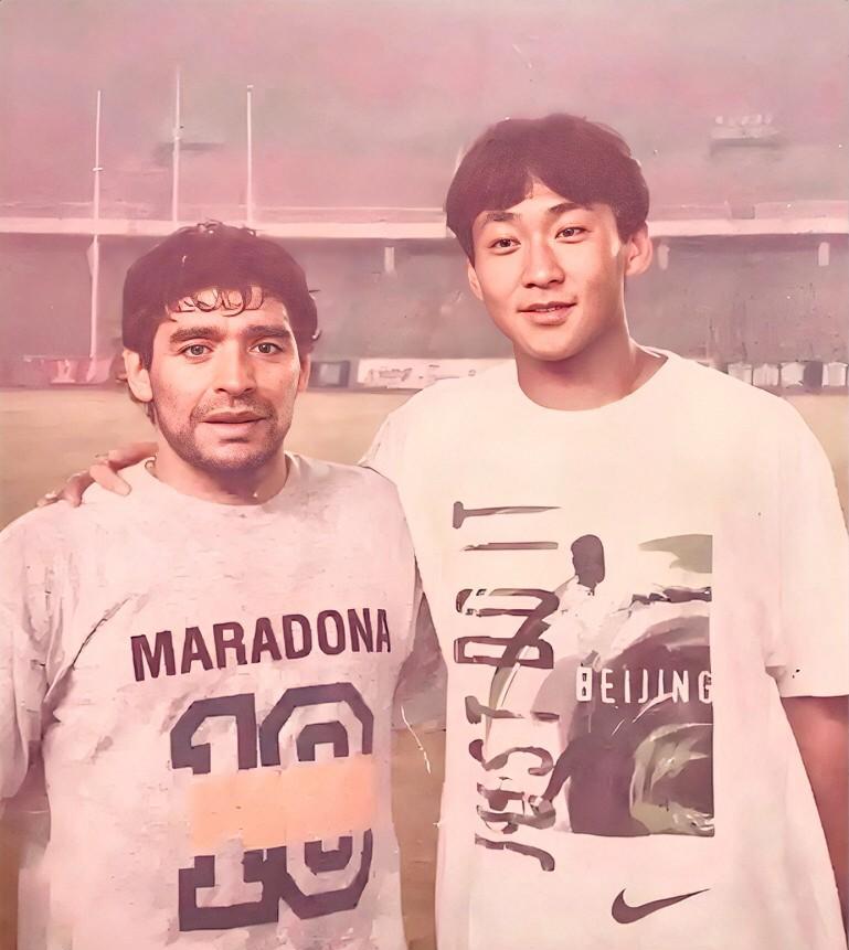 球王马拉多纳和北京国安“小将”的合影
1996年，马拉多纳跟随博卡青年队来华访问
