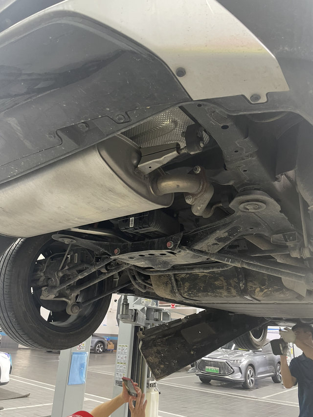 开了三万五千公里的车底盘是这样的
只有排气管有锈迹，其他地方都正常，还有三个月两