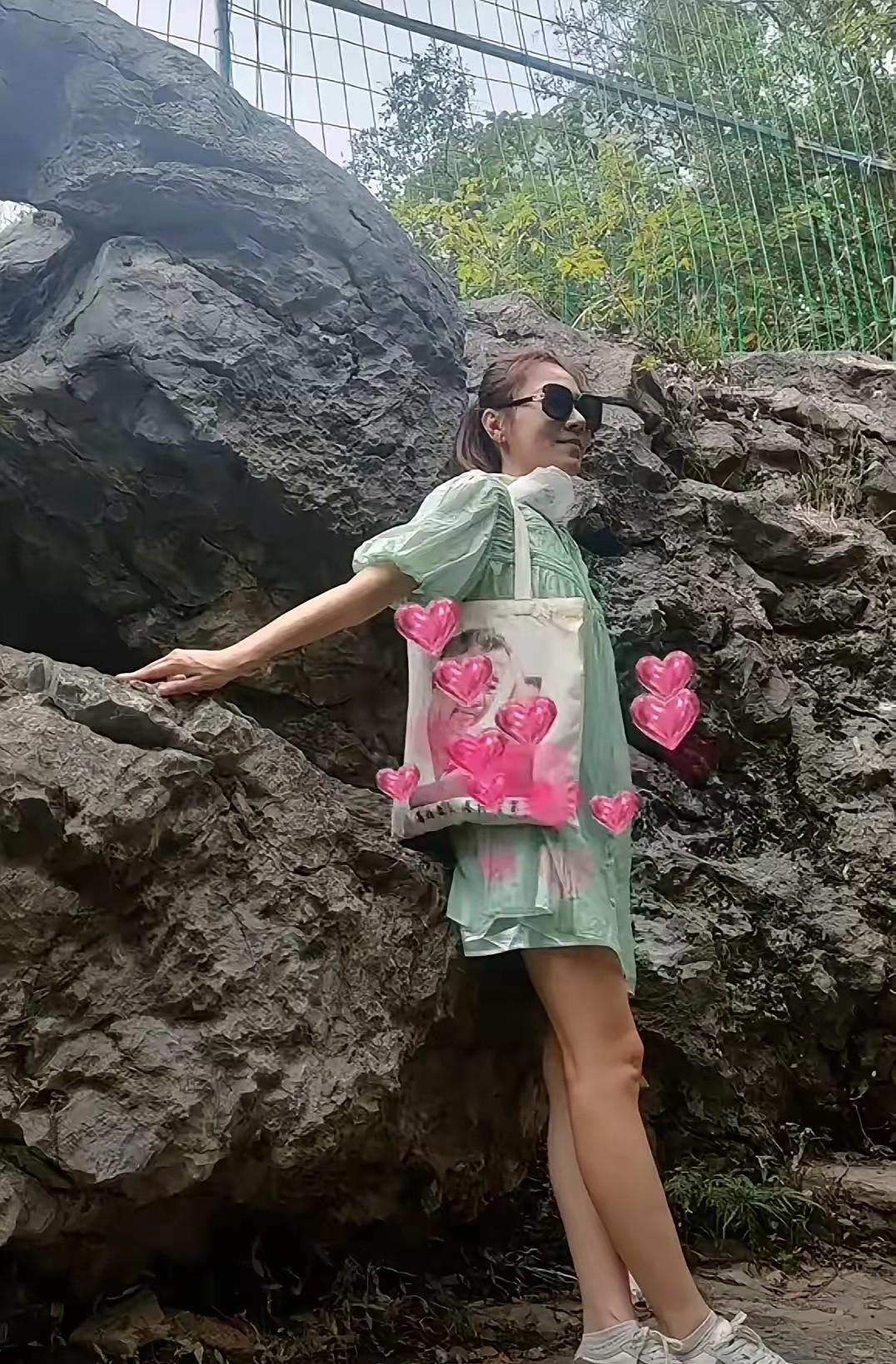 很多人质疑晓晓对沈巍的爱，不愿意相信，进行自我认知观点的解读，认为晓晓有所图，说