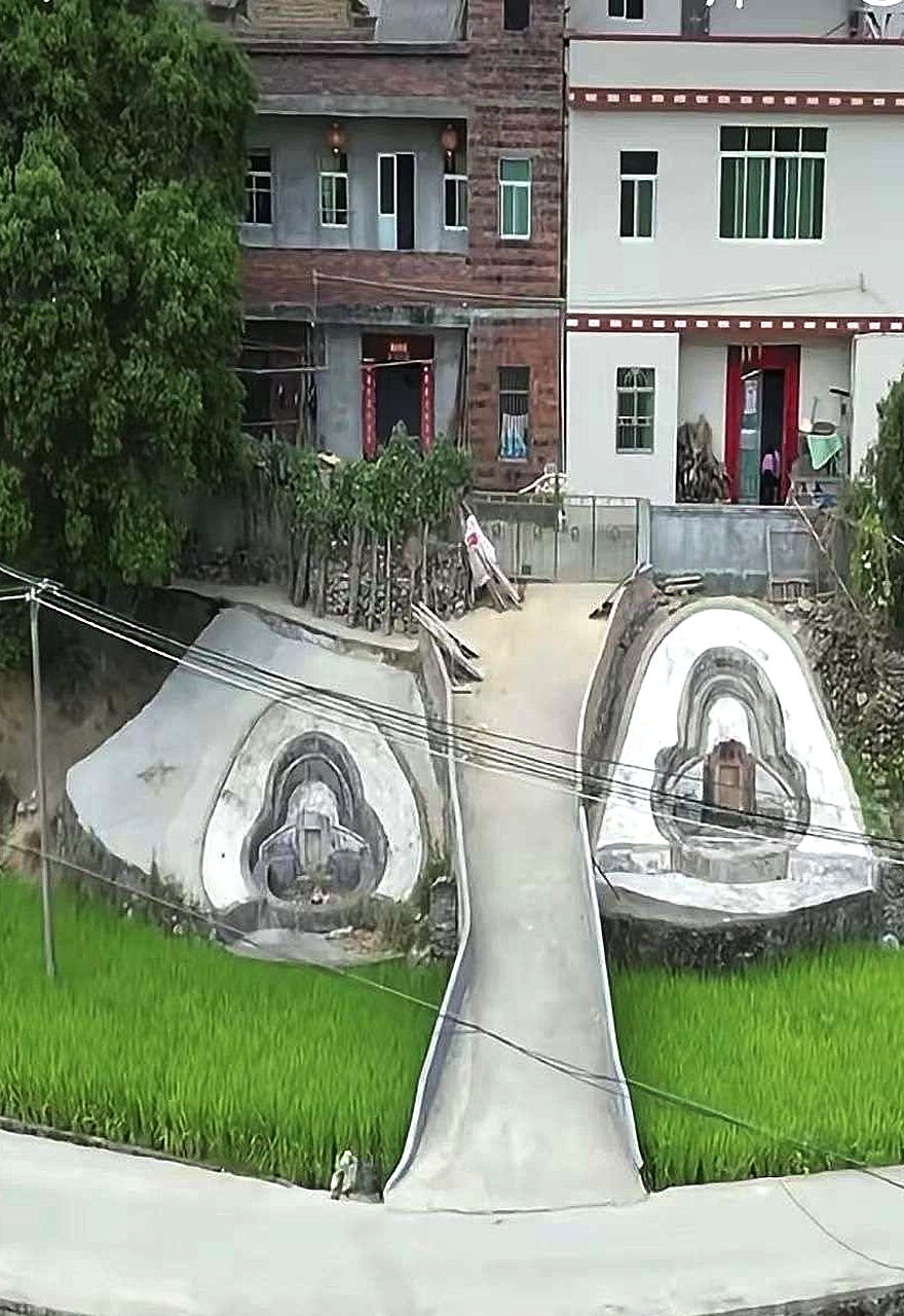 这是哪个地方的风俗啊？门口就是墓地……太渗人了吧？