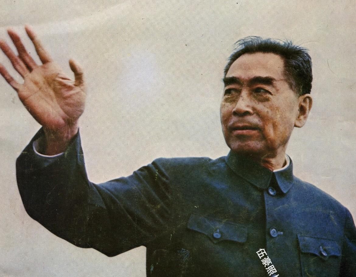 1966年6月，周恩来总理访问罗马尼亚，挥手向罗马尼亚人民致意，积极回应罗马尼亚