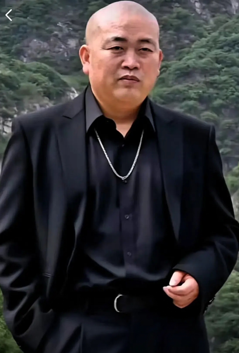 释永信的贴身侍者释延勤，前不久在媒体上大谈师傅的光辉伟大。
也许这是他侍奉释永信