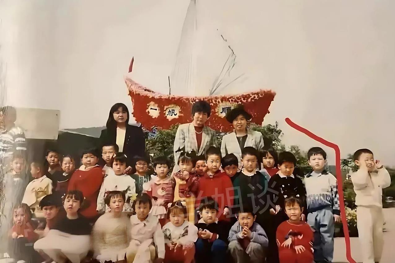 幼儿园时期的韦东奕，就表现得与众不同
这是一张韦东奕幼儿园时期拍的班集体合照，全