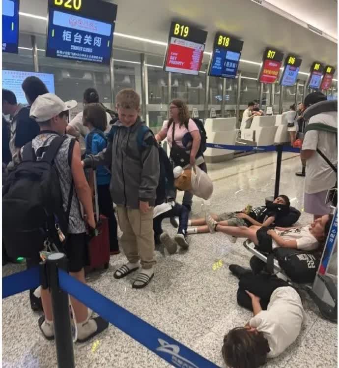 内地的大殖子和香港的黄丝，其实是一路人

大殖子眼里：西班牙的孩子躺地上就是