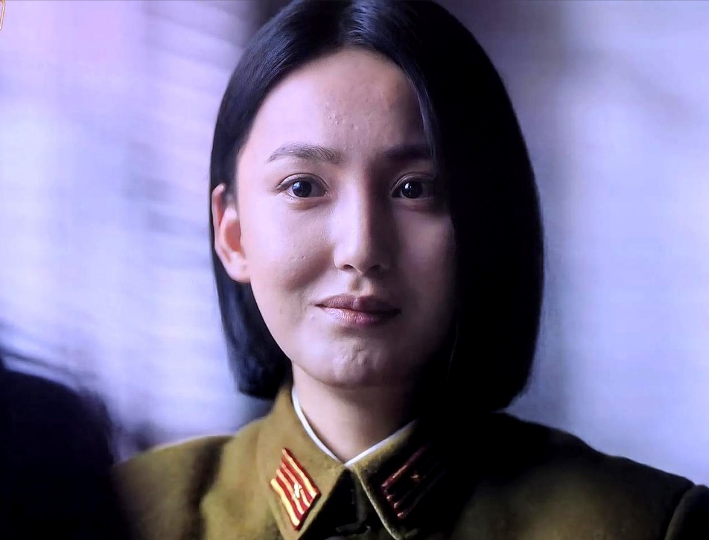 在《潜渊》这部谍战剧里，有3个女人一直围绕着男主梁朔身边转悠，一个是军统女通讯员