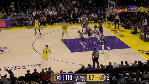 克内克特三分投进得分上双，太阳还剩4分钟领先18分叫出暂停