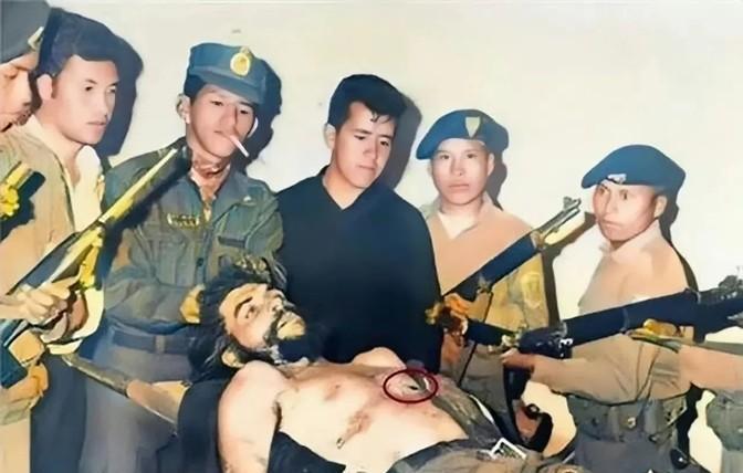 1967年，格瓦拉离世时，他的尸体被敌人剥光衣物，放在手术台上，没有任何生命迹象