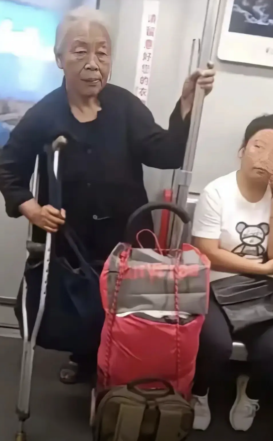 拄着拐杖的奶奶站着！年轻人坐着，怎能如此冷漠？

站起来让让座吧！别再装打电话、