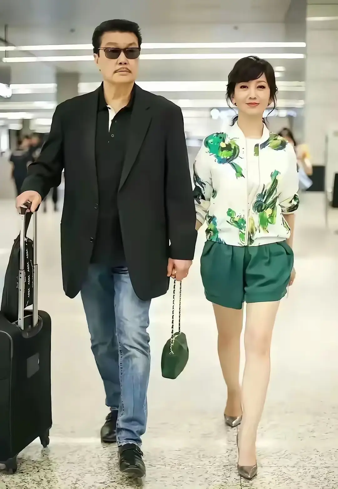 70多岁也不是小年纪了，应该穿得端庄大气一点，穿这一身尤其是短裤