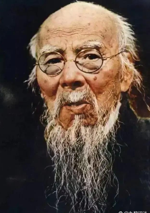 1952年8月，齐白石受邀参加新凤霞的一个宴会。宴会上，齐白石拉起了新凤霞的手，