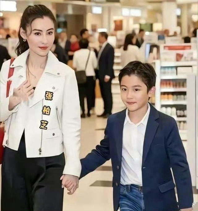 张柏芝小儿子身世一直是个谜，但不影响他的颜值，6岁超像妈妈年轻时，这基因太强大了