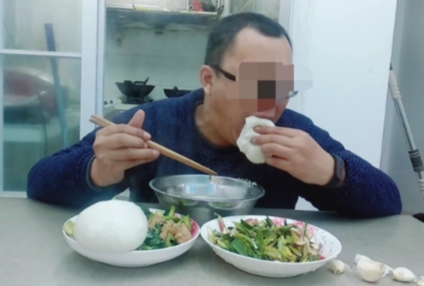 上海，48岁男子在家吃饭时被馒头噎死，家属给男子办理完后事后，想起来曾经给男子买