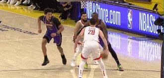 多走一步！老詹这球有走步嫌疑啊！
在今天NBA常规赛湖人对阵火箭的第一节比赛中，