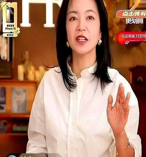 阿雅直播里被问到好姐妹大S家事时的反应彻底出圈了！
镜头前她愣是没接茬儿，一个抿