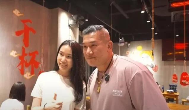 馆长自己也没想到吧
昨晚，上海的同胞太热情了，见到馆长在夜宵店吃东西纷纷争相合影