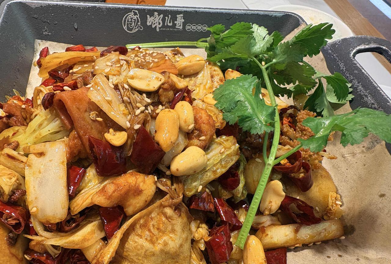 还别说，杭州这样的一份中饭，30块钱，大家觉得贵不贵？
今天吃麻辣香锅，点的麻辣