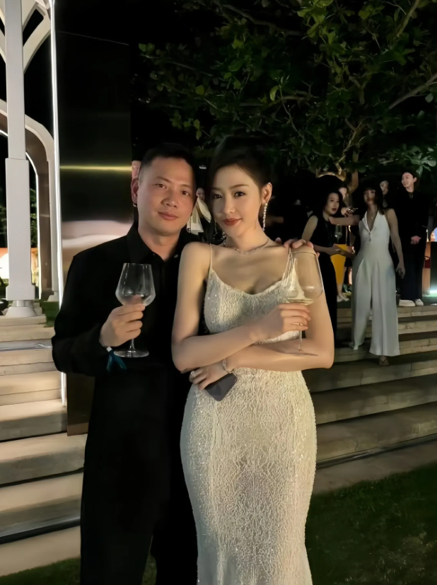 张天爱好大方啊，参加宴会跟素人合影被搂肩了！