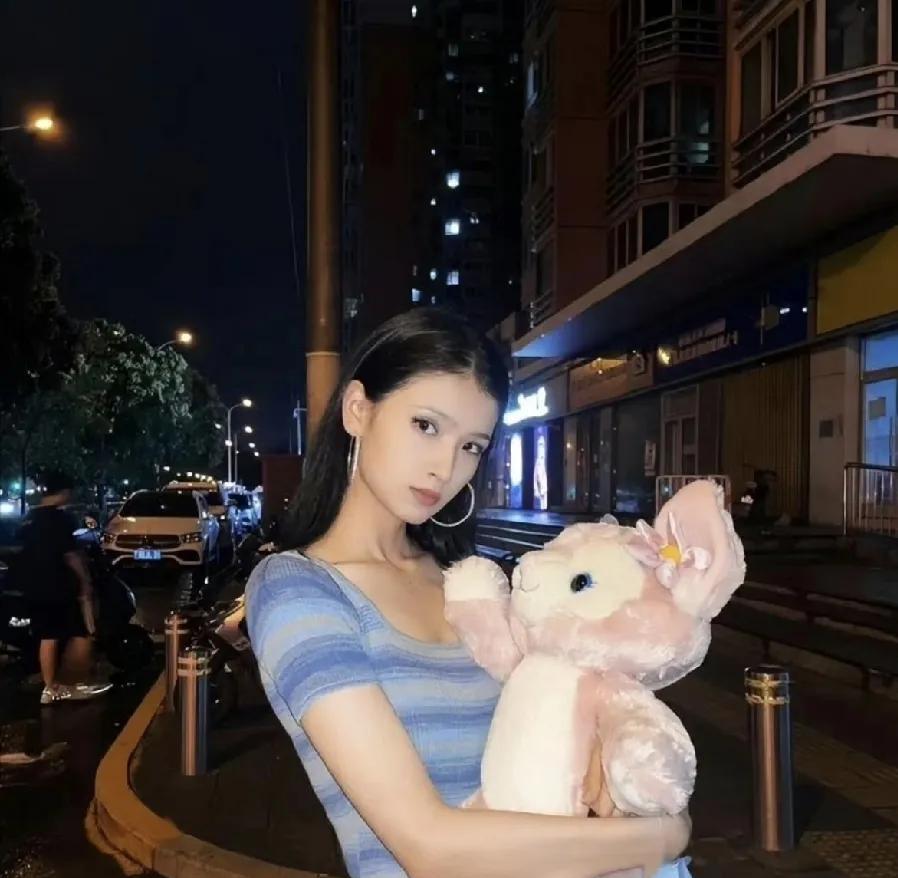 #夏依丹# 好可惜呀，这么年轻就去世了，是生病了吗？感觉最近很多年轻人去世[泣不