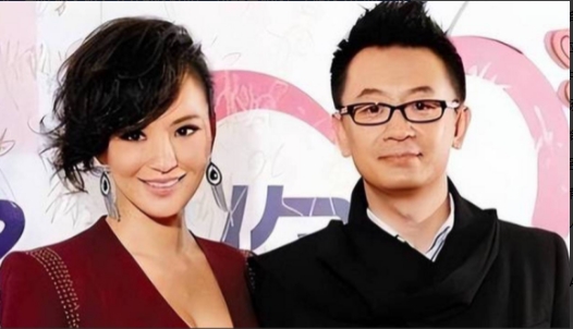 2011年，黄海波与小5岁的莫小棋恋爱了，为博美人一笑，黄海波送她价值300w的