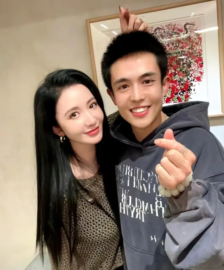 王星的眼神儿正常了，这真应该感谢吴镇宇。
张萌签约王星，或许有相中王星的流量之嫌