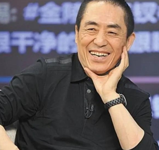 一次，记者问张艺谋:“你身价40亿，光超生罚款就748万，为什么你的弟弟还在老家