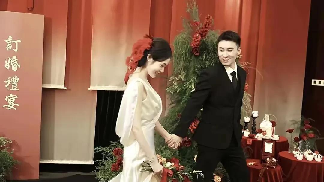 小牛晒出了订婚照，
好朋友都在晒祝福，卷毛，草莓熊，闫安。
只有王楚钦，他不敢在