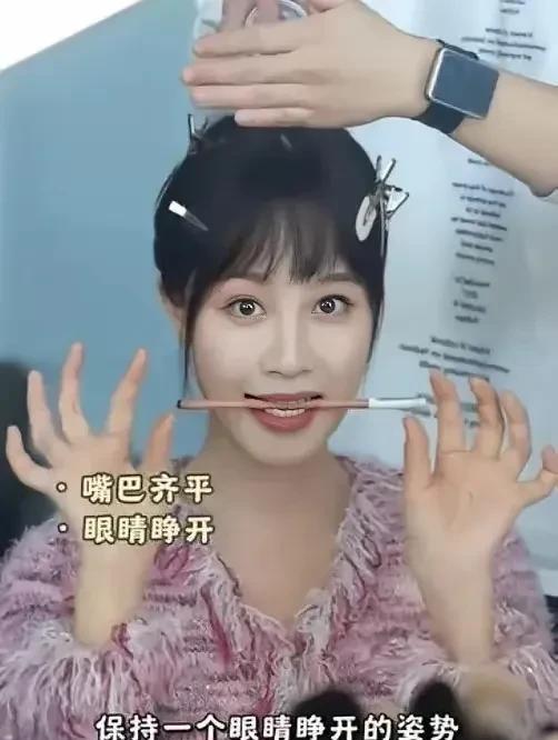 蓝盈莹这改变嘴巴的方法真的管用吗？
以前蓝盈莹嘴角往下，看起来不喜庆，如今通过咬