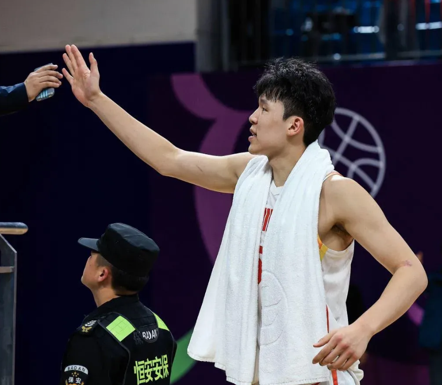 在2025年NBA选秀大会这个篮球界的盛会上，杨瀚森成为了举世瞩目的焦点。这位来