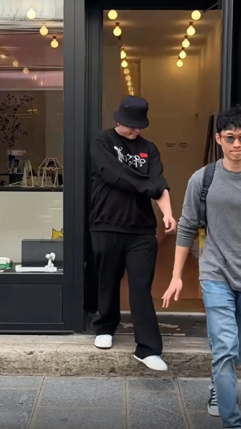 香港养和医院的晨光中，一代才子蔡澜先生于6月25日安详离世，享年83岁。

亲友