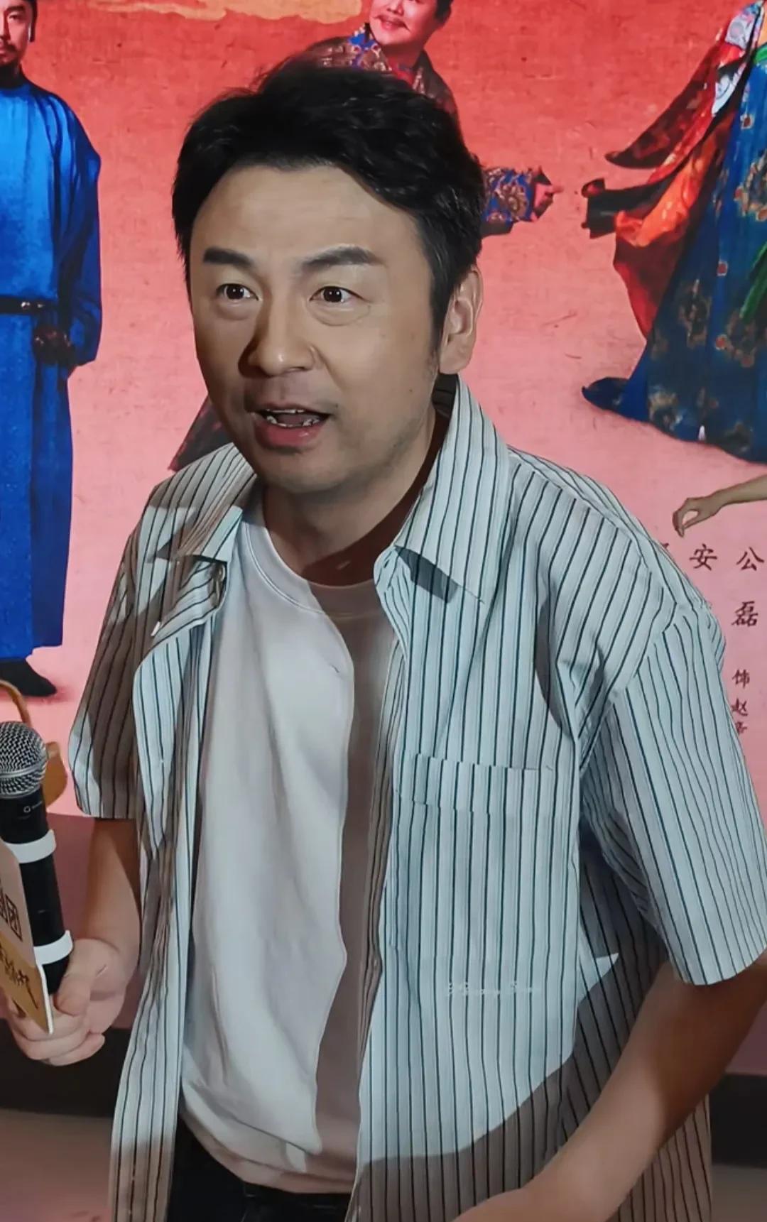 雷佳音回看12年前采访狂摇头。在2025微博电影之夜，雷佳音斩获“年度榜样演员”