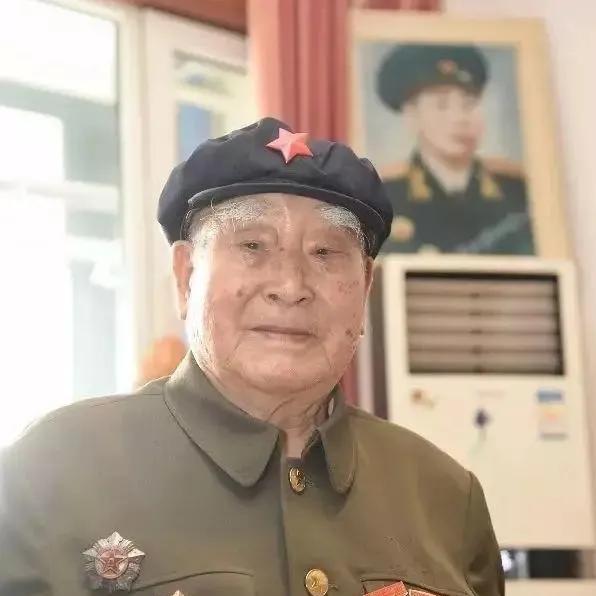 1943年，八路军政委秦光腰部不幸中弹，两个汉奸走到他身边想再补一刀。突然，秦光