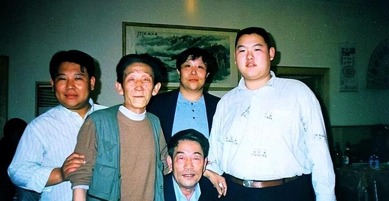 杨少华师承争议及收徒情况











什么？备受争议的杨少华竟然还有徒