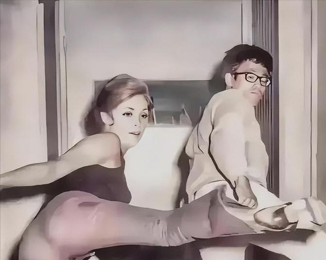 1968年，绝色女星莎朗·塔特聘请年轻帅气的李小龙，当自己的私人教练，李小龙时常